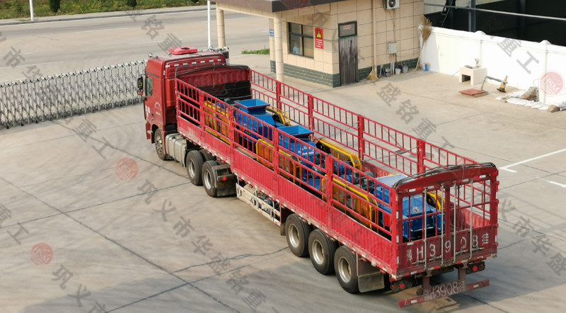 三臺(tái)400x600小型對輥破碎機(jī)發(fā)往河北